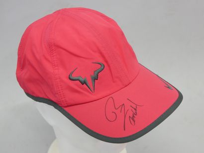 Casquette rouge Nike et tee-shirt rouge Nike...
