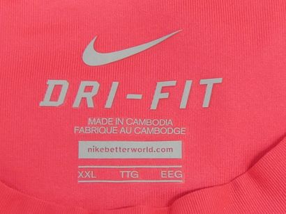 Casquette rouge Nike et tee-shirt rouge Nike...