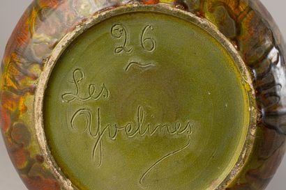 LES YVELYNES
Large vase with two detached...
