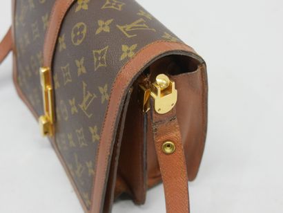 VUITTON
Sac bandoulière modèle Rond Point...