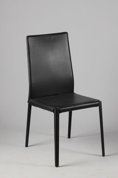 TRAVAIL MODERNE
Suite de 4 chaises.
Les structures...