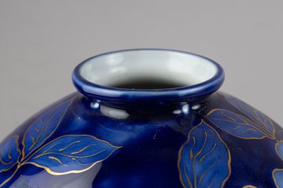 THARAUD
Vase boule en porcelaine à décor...