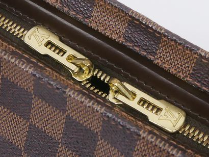 Louis VUITTON. Grand sac cabas modèle CHELSEA...