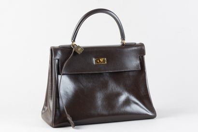 HERMES 
Sac modèle Kelly 32 en cuir box couleur...
