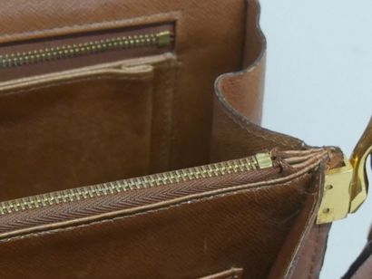 VUITTON
Sac bandoulière modèle Rond Point...