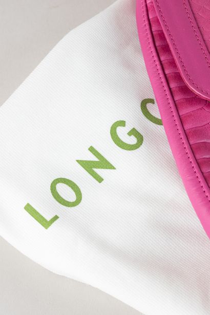 LONGCHAMP
Sac en cuir rose façon croco, 
très...