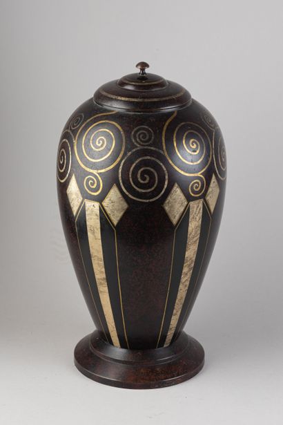 JOUVENIA FRANCE (Editor)
Egg-shaped urn vase...
