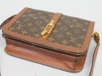 VUITTON
Sac bandoulière modèle Rond Point...