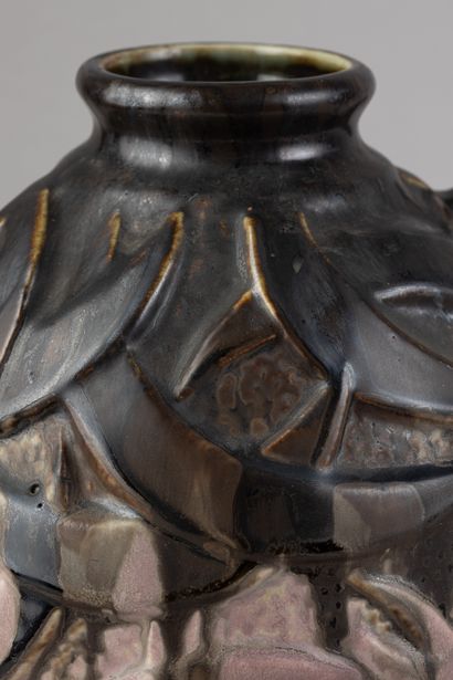 METENIER Gilbert
Stoneware bat vase with...