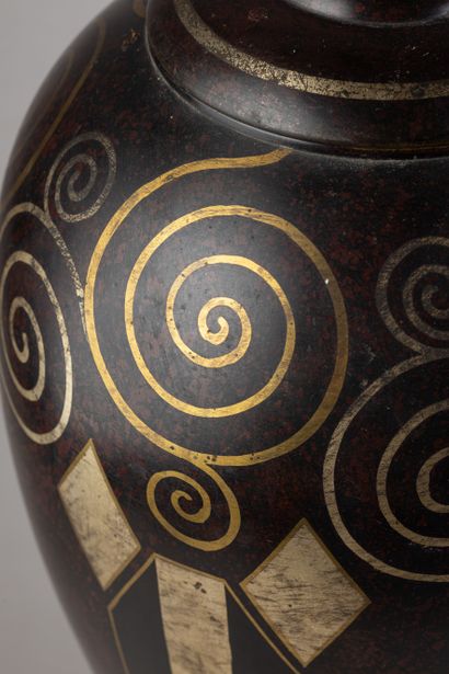JOUVENIA FRANCE (Editor)
Egg-shaped urn vase...