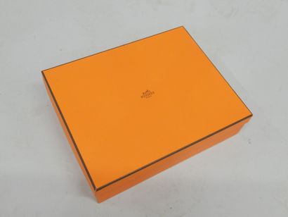 HERMES
Coffret contenant une serviette et...