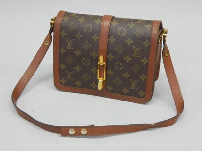 VUITTON
Sac bandoulière modèle Rond Point...