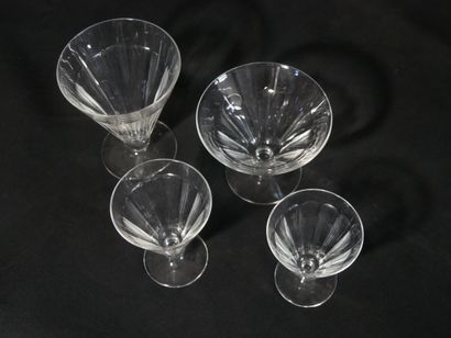 Service de verres en cristal : 
- 18 à vin...