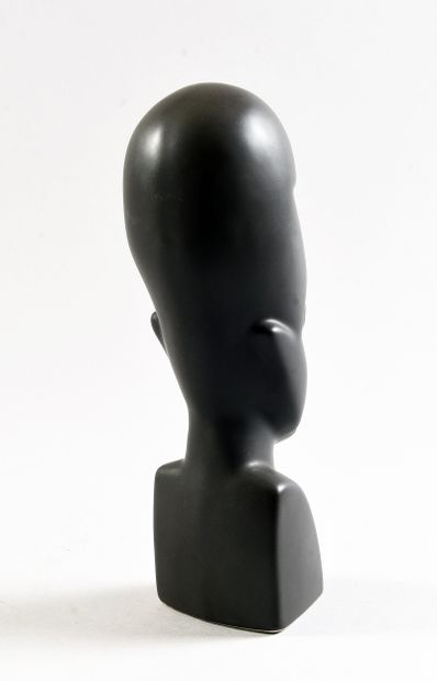 VALLAURIS
Buste de femme noire en terre vernissée,
signée...