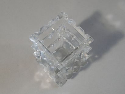 Petit vase quadrangulaire en cristal de Baccarat.
haut...