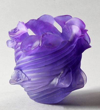 DAUM France - Vase en pâte de verre mauve,...