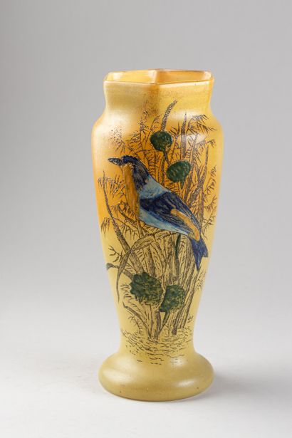Vase en verre à décor émaillé de martin-pêcheur...