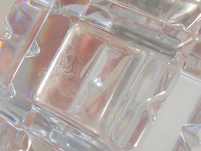 Petit vase quadrangulaire en cristal de Baccarat.
haut...