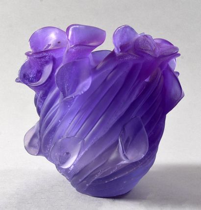 DAUM France - Vase en pâte de verre mauve,...