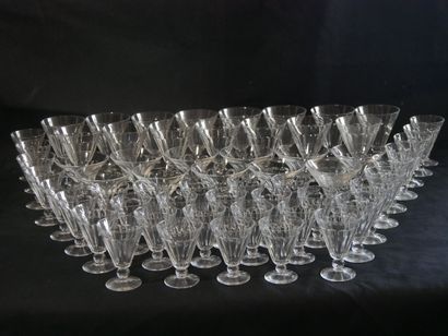 Service de verres en cristal : 
- 18 à vin...