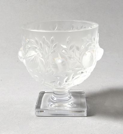 LALIQUE France - Vase sur piédouche carré...