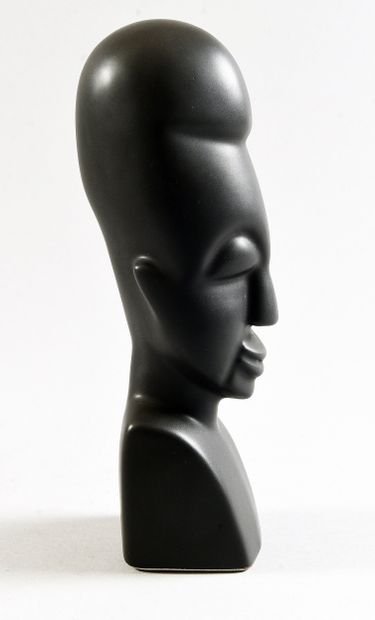 VALLAURIS
Buste de femme noire en terre vernissée,
signée...