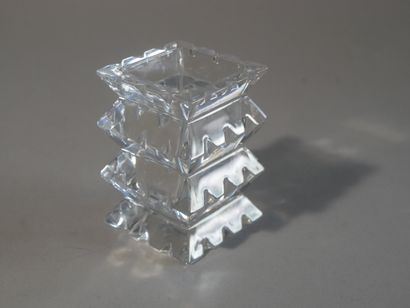 Petit vase quadrangulaire en cristal de Baccarat.
haut...