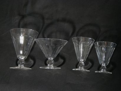 Service de verres en cristal : 
- 18 à vin...