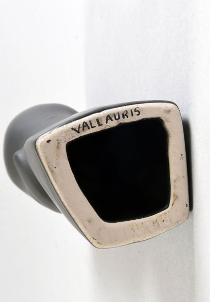 VALLAURIS
Buste de femme noire en terre vernissée,
signée...