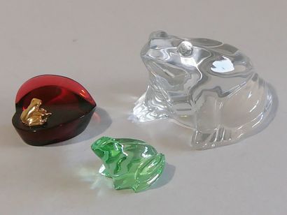 BACCARAT - Lot de 3 grenouilles : 
- une...