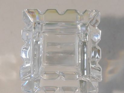 Petit vase quadrangulaire en cristal de Baccarat.
haut...