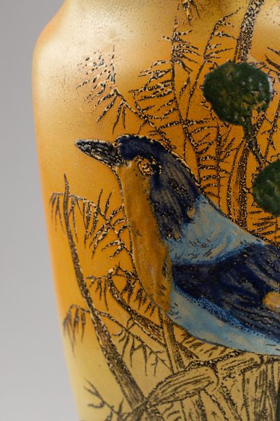 Vase en verre à décor émaillé de martin-pêcheur...
