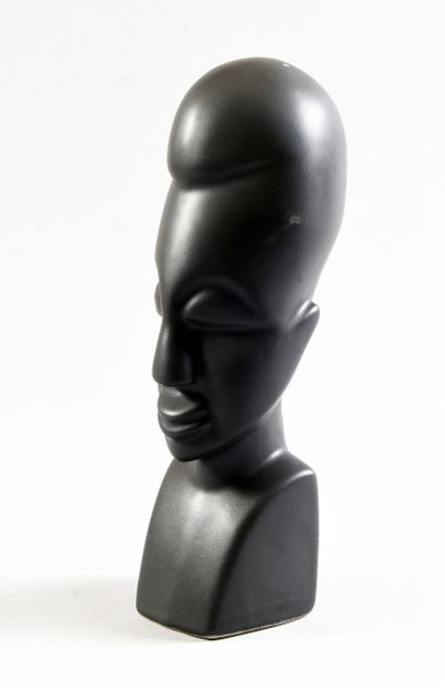 VALLAURIS
Buste de femme noire en terre vernissée,
signée...