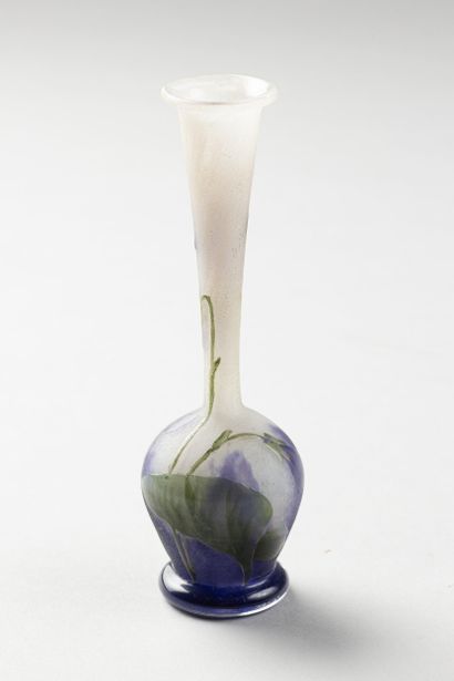 DAUM Nancy 
« Violettes »
Vase soliflore...