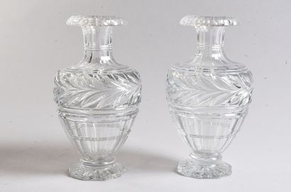BACCARAT - Paire de vases Médicis en cristal...