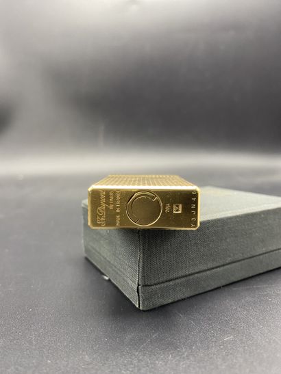 DUPONT. Briquet en métal doré, monogrammé...