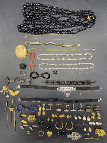 Lot de bijoux fantaisie.