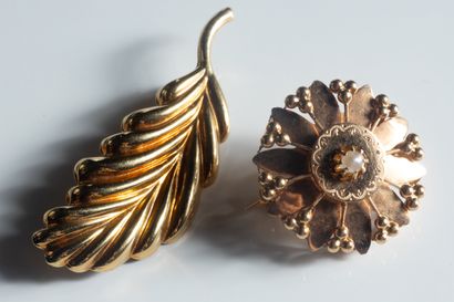 2 broches en or jaune (750 millièmes) : Une...