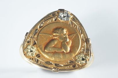 Médaille triangulaire « ange » montée en...