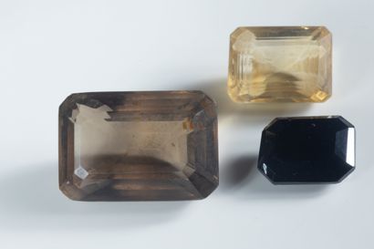 Deux pierres rectangulaires à pans coupés...