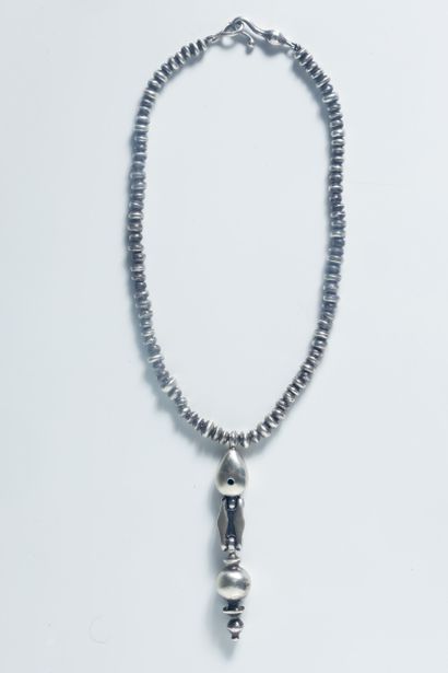 GOUDJI. Collier en argent (925 millièmes)...