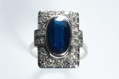 Bague rectangulaire ornée de deux appliques...