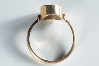 Bague centrée d’une intaille en serti clos,...