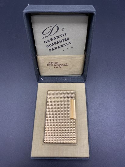 DUPONT. Briquet en métal doré, monogrammé...