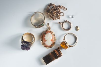 Lot de bijoux accidentés et manques en or...
