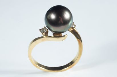 Bague en or jaune (750 millièmes) centrée...