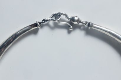 GOUDJI. Collier demi torque symbole du «...