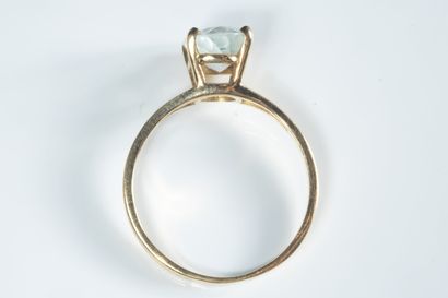 Bague ornée d’une aigue marine ovale facettée...