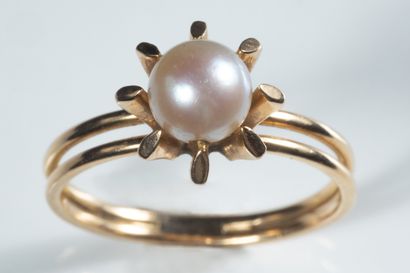 Bague perle de culture blanche sur griffes...
