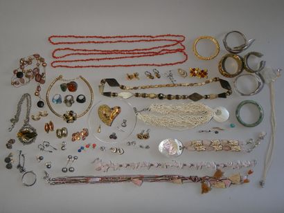 Important lot of costume jewelry including...